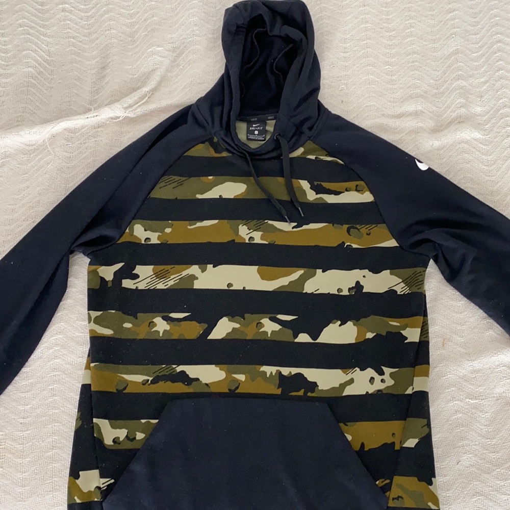 LARGE NIKE HOODIE